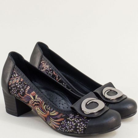 Черни дамски кожени обувки на среден ток с цветен принт k1533chps
