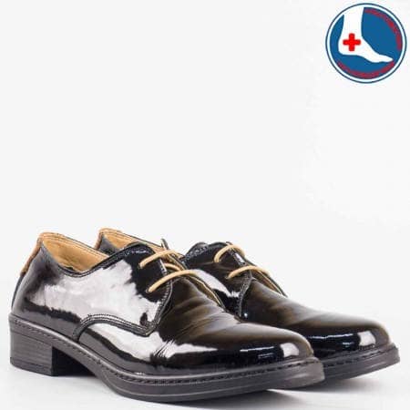 Дамски удобни обувки произведени от висококачествен естествен лак с кожена стелка в черен цвят l5813lch