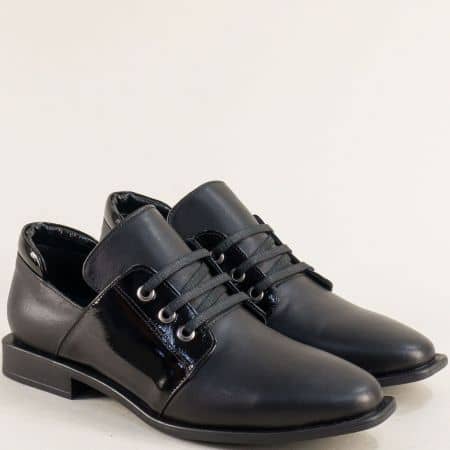 Дамски обувки в черна кожа и лак на нисък ток m1026chlch