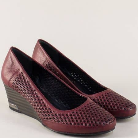 Перфорирани дамски обувки на клин ходило в цвят бордо m10bd