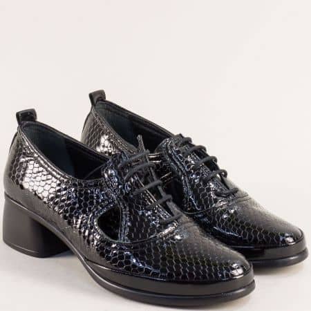 Лачени дамски обувки на среден ток с връзки в черно m154krlch