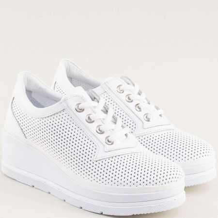 Дамски обувки на платформа с перфорация от естествена кожа в бяло m2011b