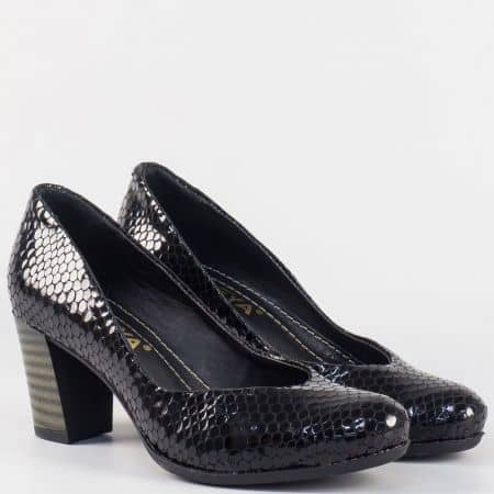 Стилни дамски обувки на висок ток от естествен лак в черен цвят m257kch