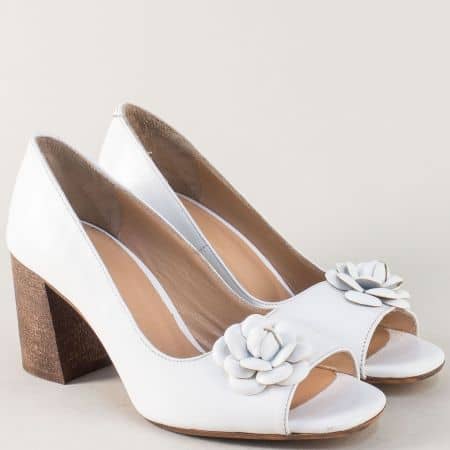 Елегантни дамски обувки от естествена кожа в бяло на висок ток m411b