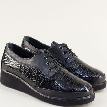Черни дамски обувки с връзки от естествен кроко лак m730krlch