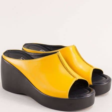 Ежедневни дамски чехли в жълта кожа с цяла лента ma200j