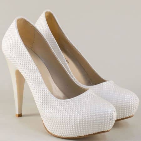 Бели дамски обувки с релефен принт и висок ток ma20b