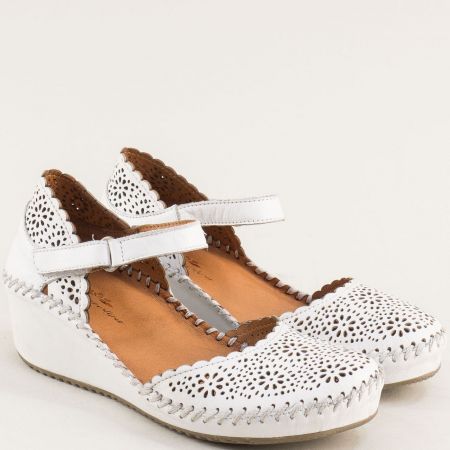 Ежедневни дамски обувки в бяло на комфортна платформа mag187027b