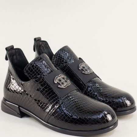 Черни дамски обувки на нисък ток в кроко лак  mag2030klch