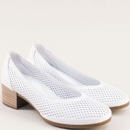 Перфорирани дамски обувки на среден ток естествена кожа в бяло mag5297b