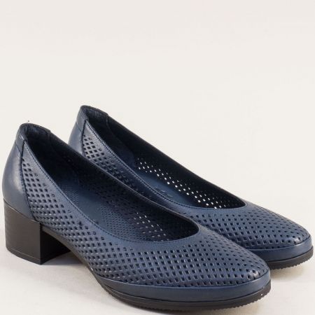 Комфортни кожени дамски обувки с перфорация в синьо mag5297s