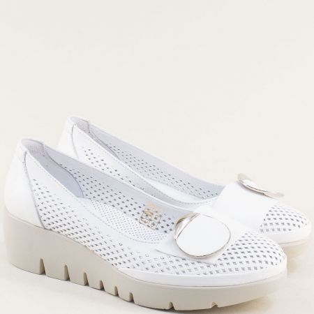 Дамски кожени обувки на платформа с метален елемент в бял цвят mag5392b