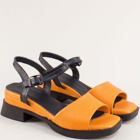 Дамски сандали на среден ток в оранжево с черни каишки me110och