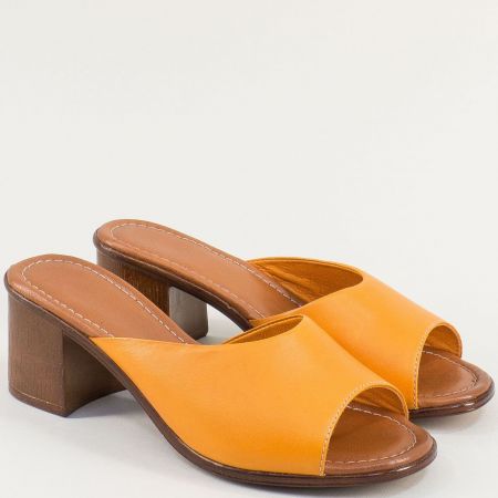 Оранжеви дамски чехли на среден ток от естествена кожа me641o