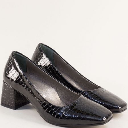 Естествен лак дамски обувки на среден ток в черен цвят me708krlch