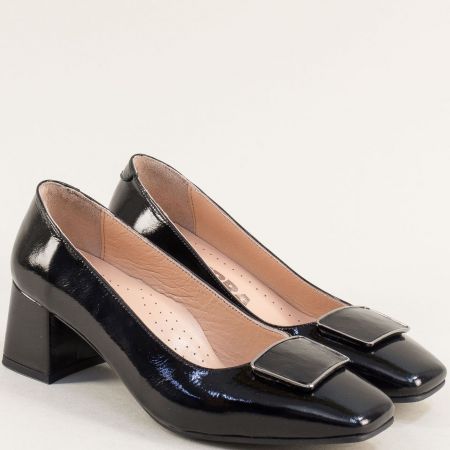 Елегантна лачена обувка на среден ток в черно met716lch