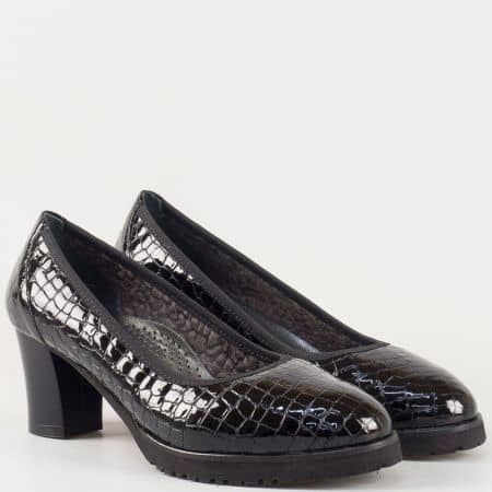 Стилни дамски обувки на среден ток с кожена анатомична стелка- Naturelle от естествен лак в черен цвят  z632801klch